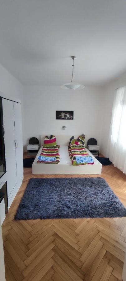 Pecs Park Apartamento Exterior foto