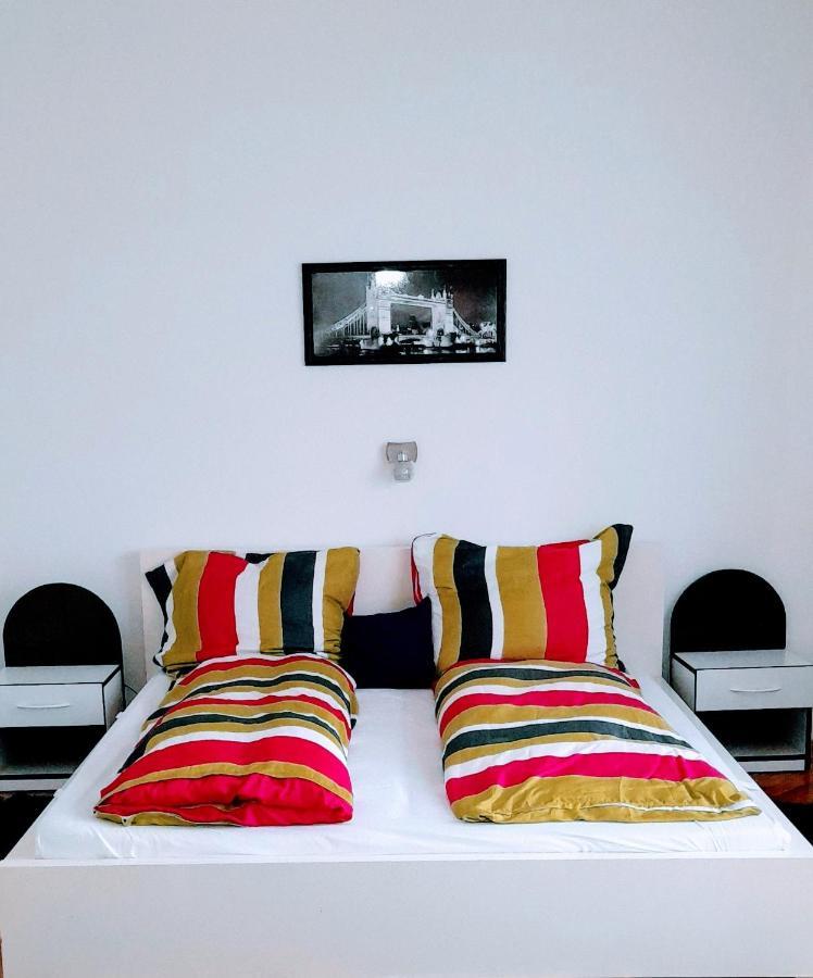 Pecs Park Apartamento Exterior foto