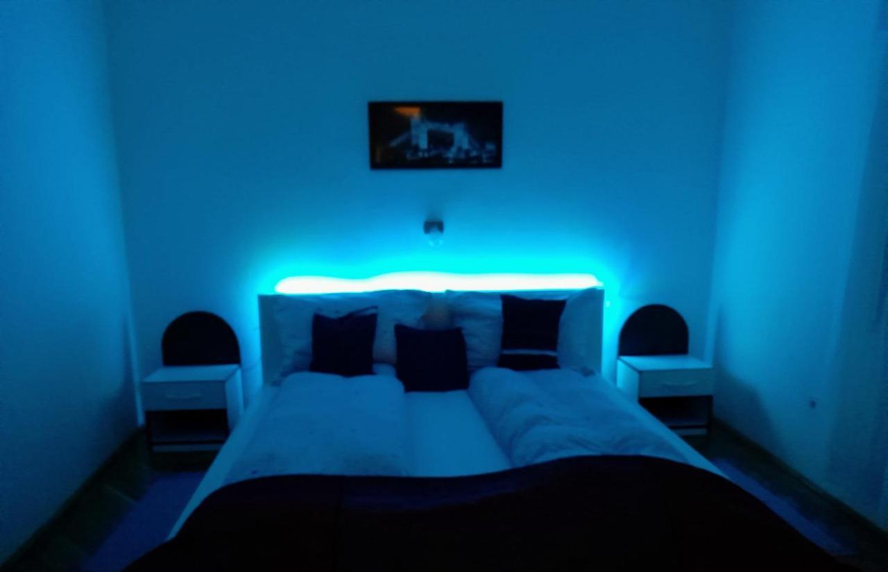 Pecs Park Apartamento Exterior foto